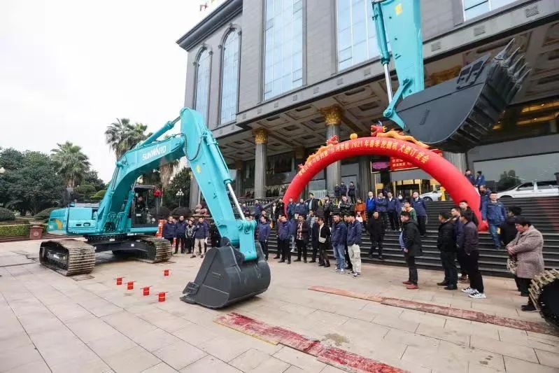 龙8头号玩家智能挖掘机春季订货会长沙会场侧记
