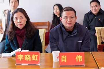 校企相助精准扶贫，，，，，，产教融合振兴墟落 | 龙8头号玩家智能向相助院校对口扶贫点捐赠挖掘机