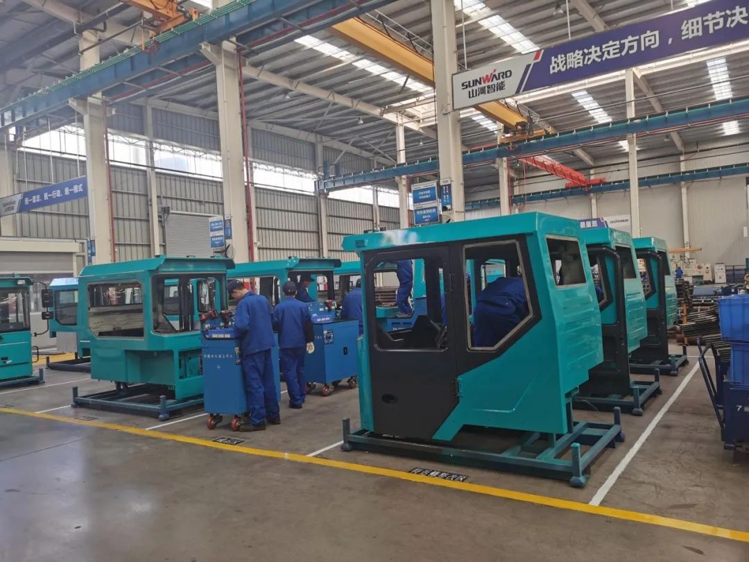 龙8头号玩家智能SWK90矿卡驾驶室顺遂发货，，，，，，开发速率刷新纪录