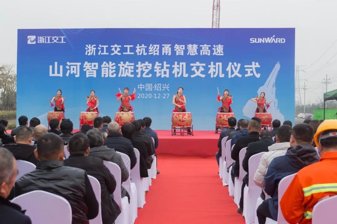 龙8头号玩家智能旋挖钻机周全参建中国首条智慧高速公路