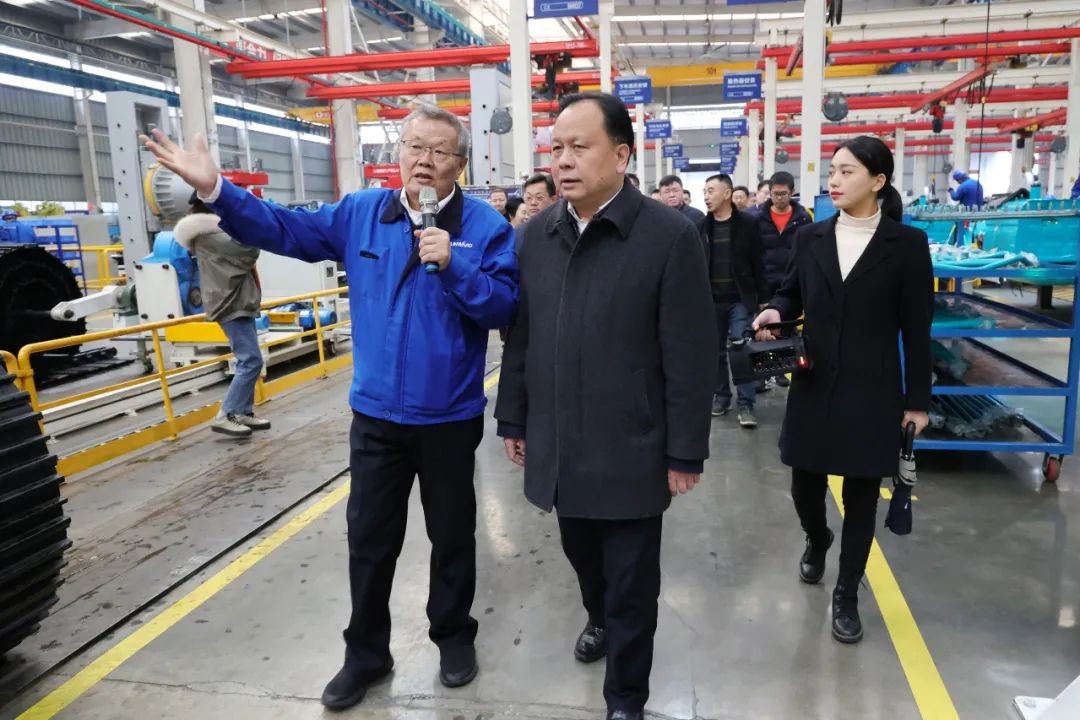 周农在龙8头号玩家智能调研时强调：企业工会要鼎力大举作育劳模和工匠