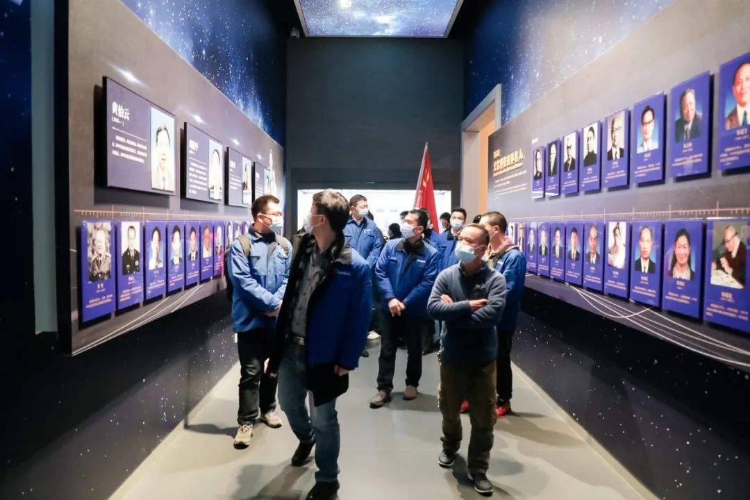 觅红色历史 践初心使命——龙8头号玩家智能全体党员赴长沙党史馆开展主题党日活动