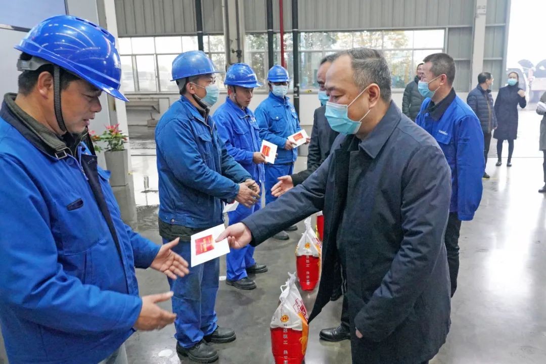 张庆红慰问龙8头号玩家智能难题党员