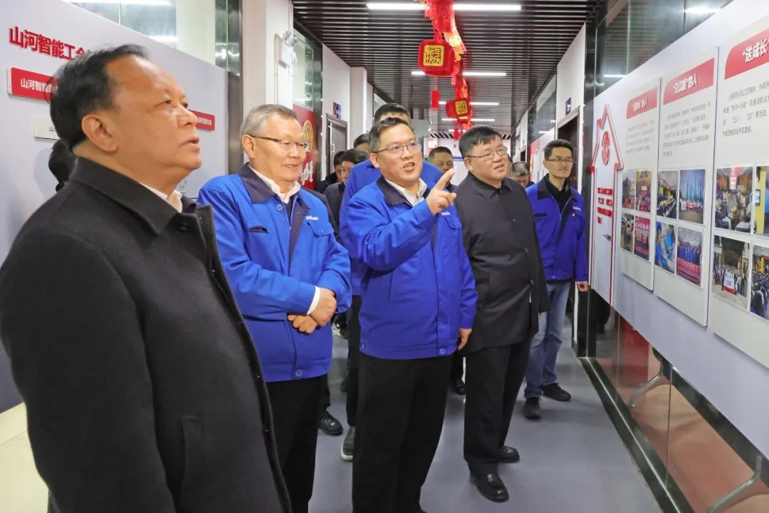 周农在龙8头号玩家智能调研时强调：企业工会要鼎力大举作育劳模和工匠