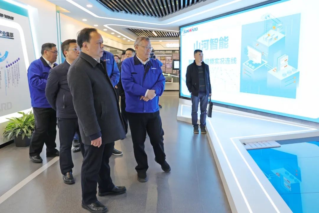 周农在龙8头号玩家智能调研时强调：企业工会要鼎力大举作育劳模和工匠