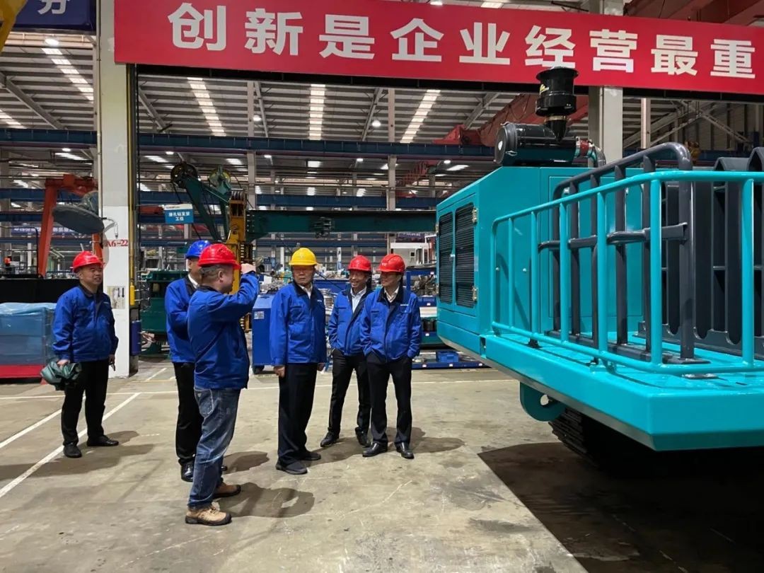 联合开发出效果！龙8头号玩家智能压裂管道运输车下线