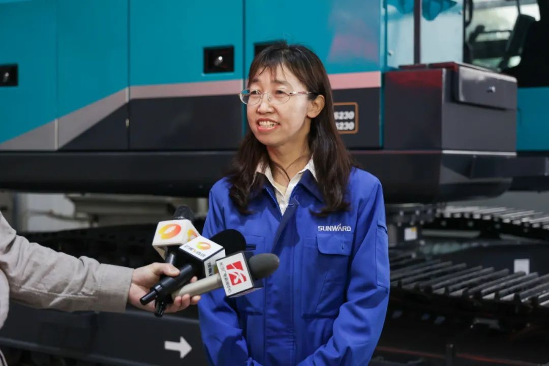 天下首台！龙8头号玩家智能SWE240FED电动智能挖掘机下线