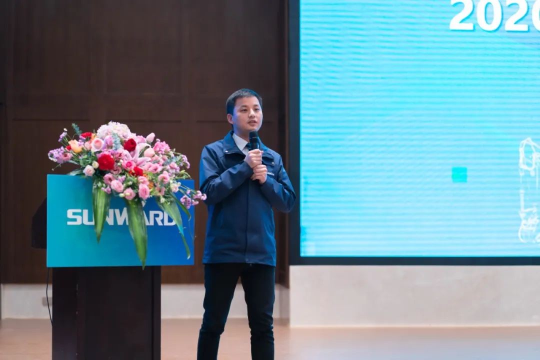 同心克难再腾飞，，，，，，，，携手同心冲万台——2021龙8头号玩家智能挖掘机经销商年会圆满召开