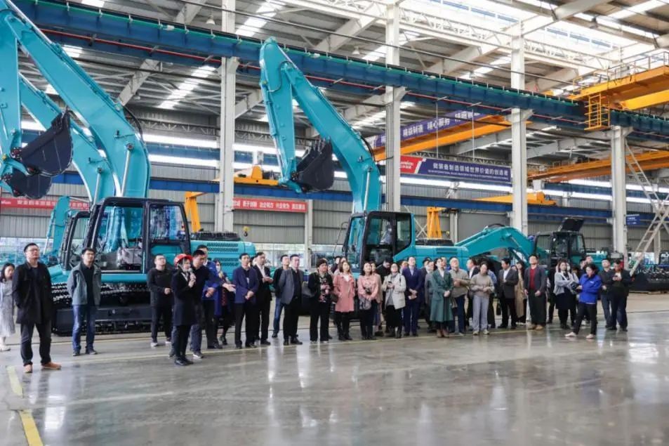 民主党派湖南省委机关青工委团队一行考察龙8头号玩家智能