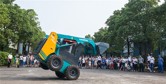 这个炎天，，，，，亲子玩转龙8头号玩家智能“三栖”装备