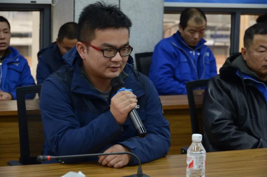 龙8头号玩家智能召开春节难题职工座谈会