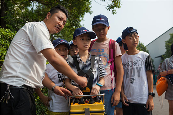 这个炎天，，，，，亲子玩转龙8头号玩家智能“三栖”装备