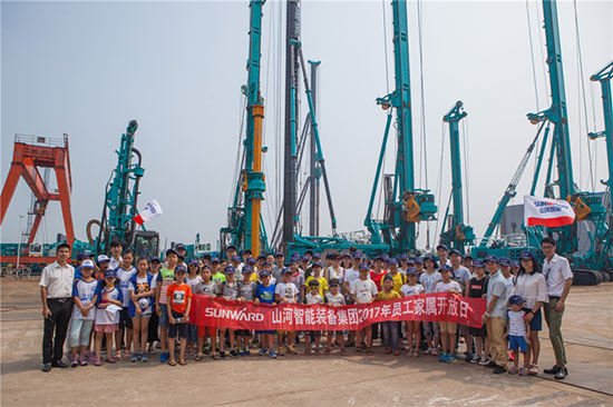 这个炎天，，，，，亲子玩转龙8头号玩家智能“三栖”装备