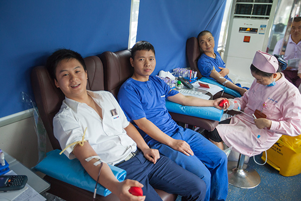 龙8头号玩家智能百余员工 冒雨争相献血