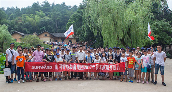 这个炎天，，，，，亲子玩转龙8头号玩家智能“三栖”装备