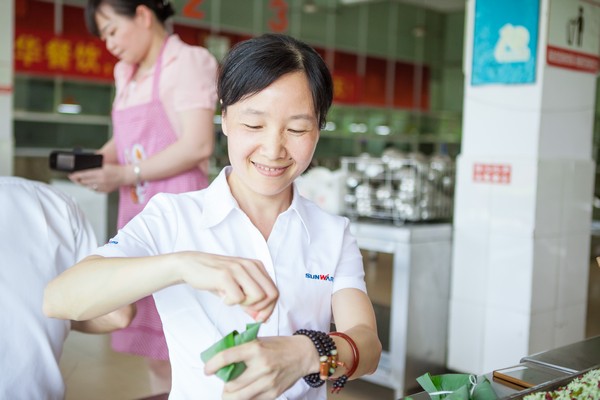 弘扬古板文化，，，，，共享浓情端午——记第三届“爱国心·龙8头号玩家情”包粽子角逐