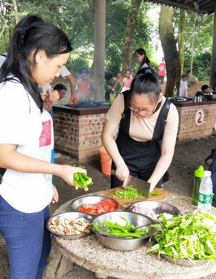 大手牵小手·“顽”转六一，，，，，，，龙8头号玩家智能首次六一亲子主题活动圆满举行