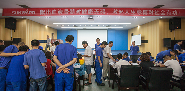 龙8头号玩家智能百余员工 冒雨争相献血