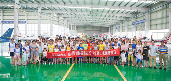 这个炎天，，，，，亲子玩转龙8头号玩家智能“三栖”装备