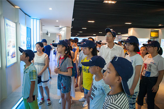 这个炎天，，，，，亲子玩转龙8头号玩家智能“三栖”装备