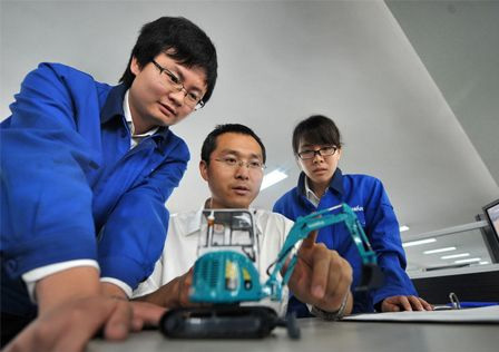 新华社报道：龙8头号玩家智能连任全球工程机械50强