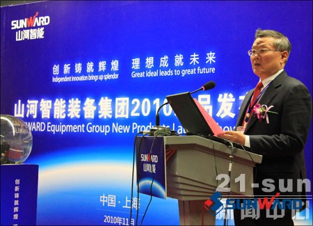 龙8头号玩家智能董事长何清华致辞新品宣布会启动仪式