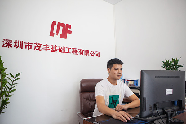 我叫阿忠，，，，，，，，忠于事业，，，，，，，，也忠于龙8头号玩家智能旋挖钻机