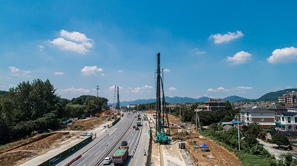 龙8头号玩家智能挖掘机，，，，，，，，一台顶几台！