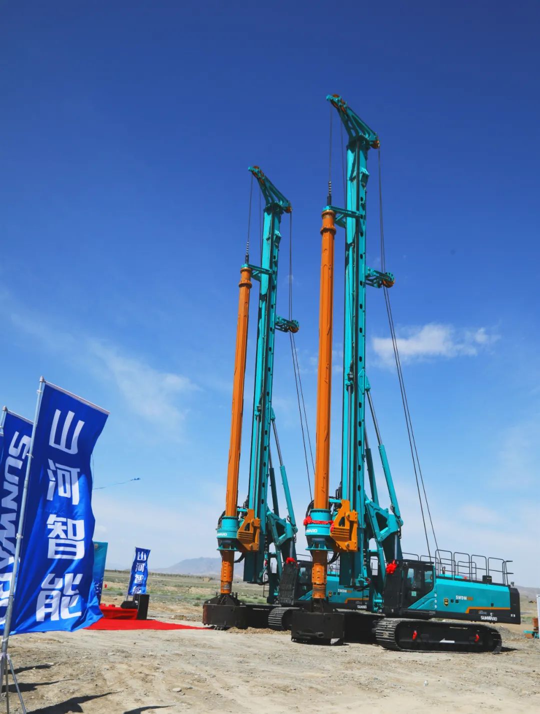 龙8头号玩家智能产品交付中国能建葛洲坝集团，，，，，，，，助力建设大美新疆