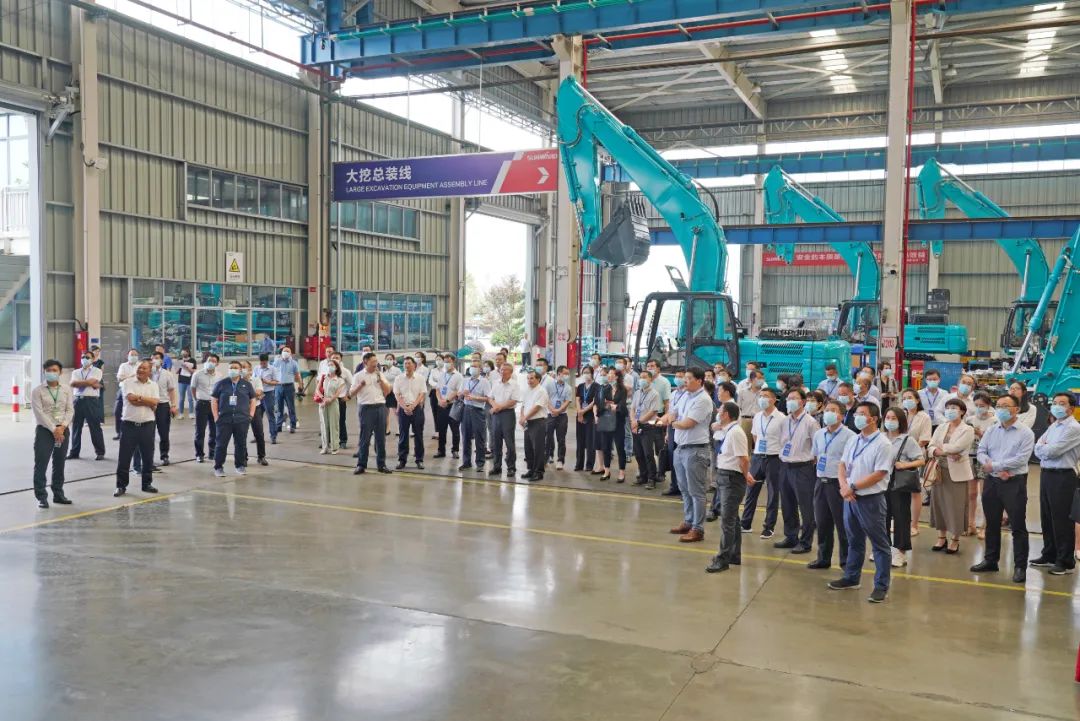 天下战略性新兴工业集群建设考察团调研龙8头号玩家智能