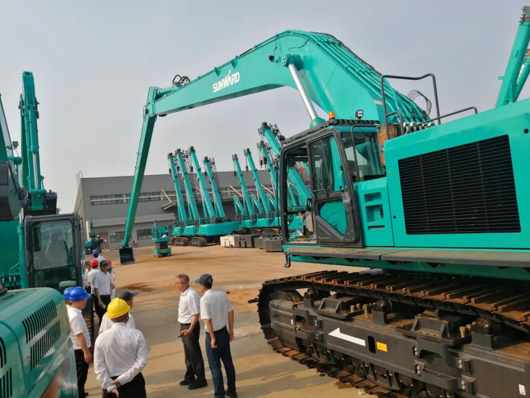 挖深全球第一！龙8头号玩家智能加长臂液压挖掘机SWE950ELR出口南美