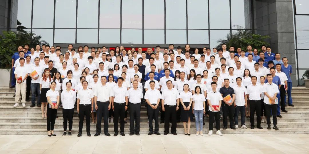 助力谋划，，，，，，效劳员工，，，，，，攀缘家园建设新高地——龙8头号玩家智能第五届四次“双代会”胜利召开