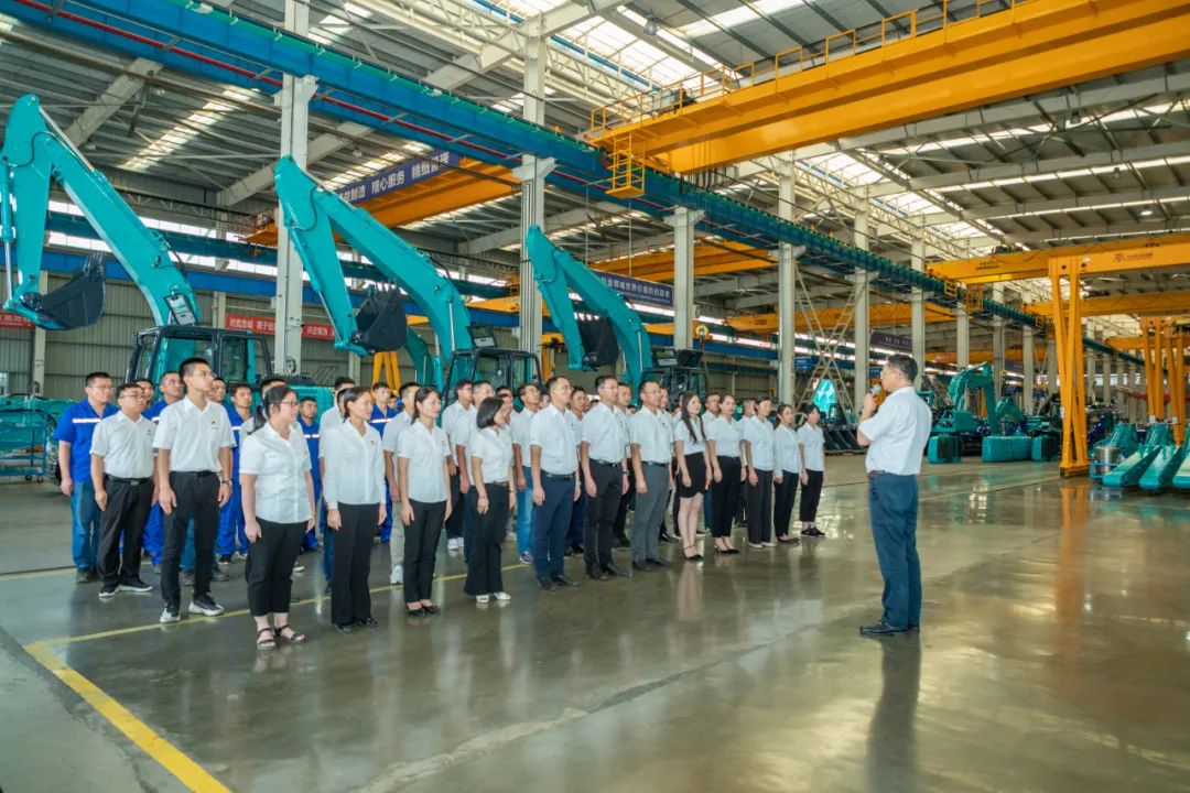 接续斗争再出发——龙8头号玩家智能党委举行新党员入党宣誓和老党员重温入党誓词活动