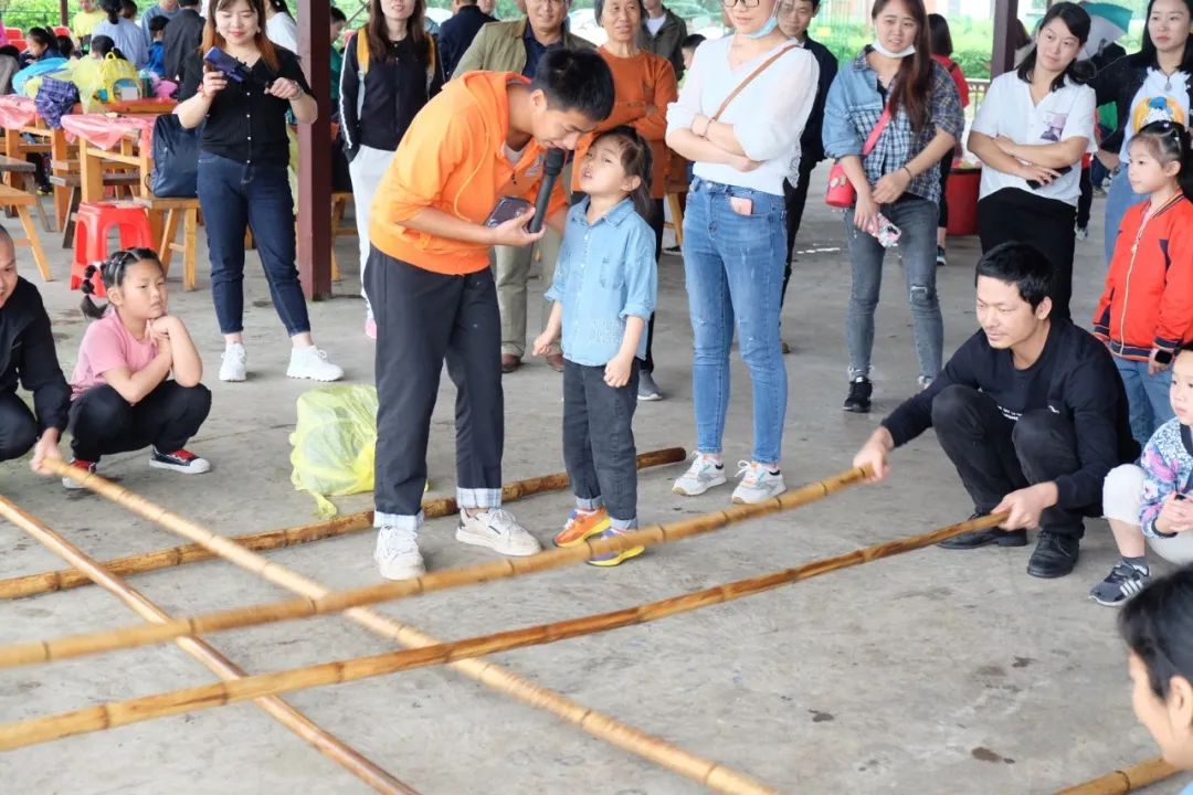 童年差别Young，，，，，稻花香里亲子欢——龙8头号玩家智能组织开展六一亲子活动