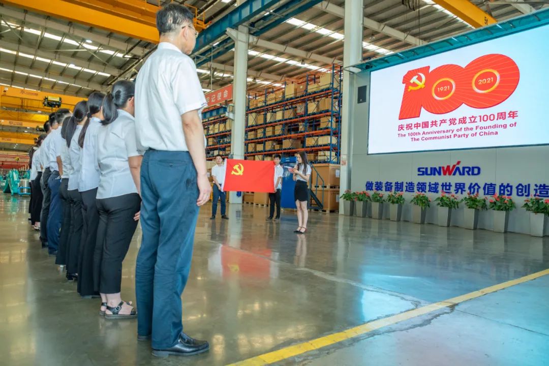 接续斗争再出发——龙8头号玩家智能党委举行新党员入党宣誓和老党员重温入党誓词活动