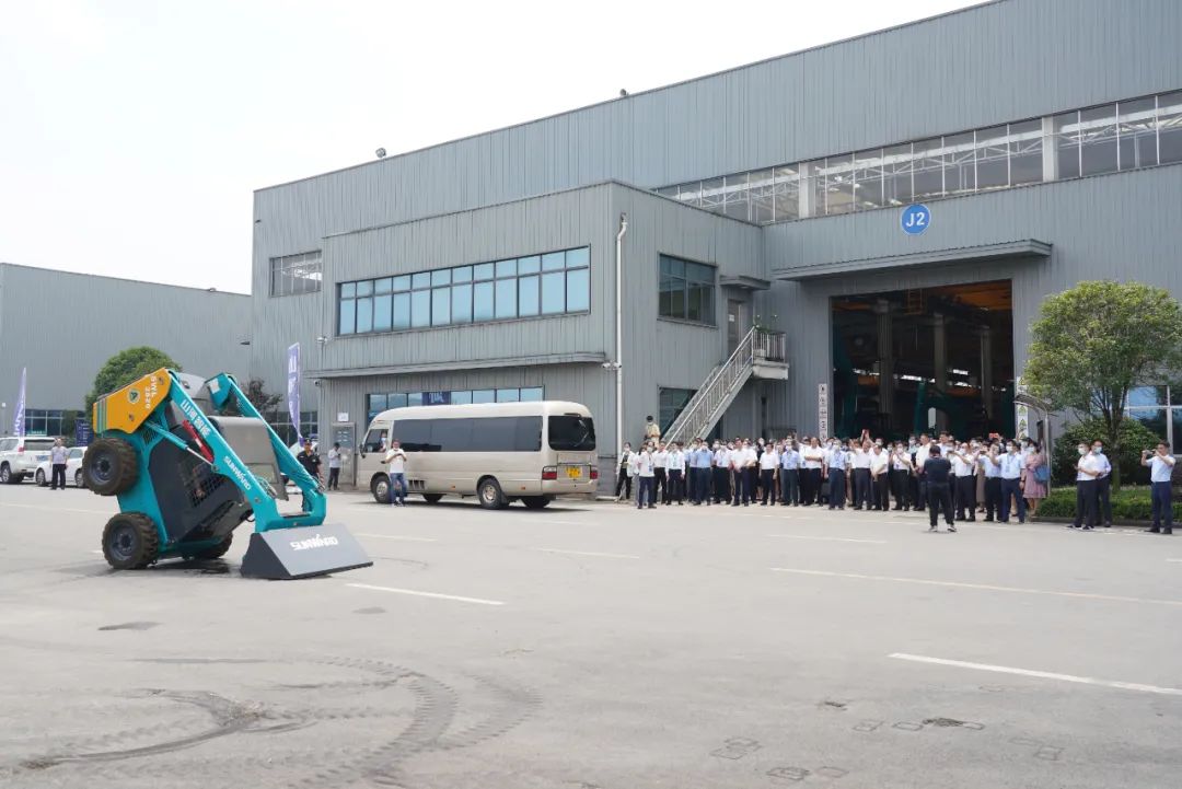 天下战略性新兴工业集群建设考察团调研龙8头号玩家智能