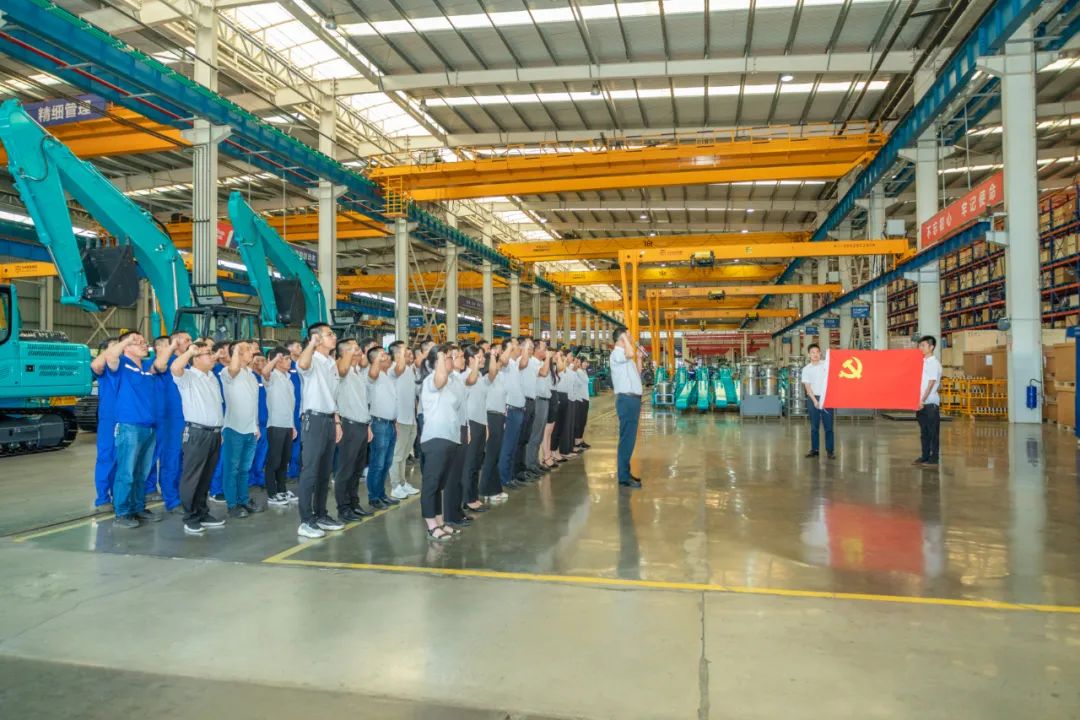 接续斗争再出发——龙8头号玩家智能党委举行新党员入党宣誓和老党员重温入党誓词活动