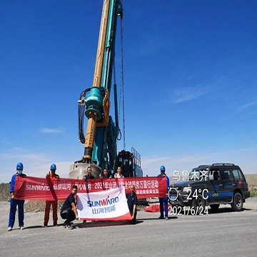 顶酷暑 走沙漠 2021年龙8头号玩家智能全球效劳万里行走进新疆