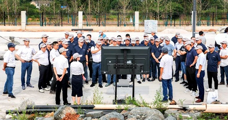 再升级！龙8头号玩家智能“矿山猛士”极限破碎现场直击