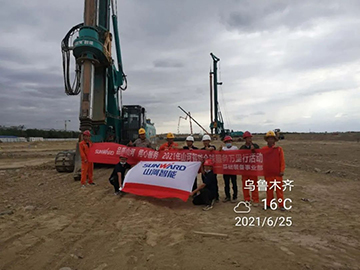 顶酷暑 走沙漠 2021年龙8头号玩家智能全球效劳万里行走进新疆