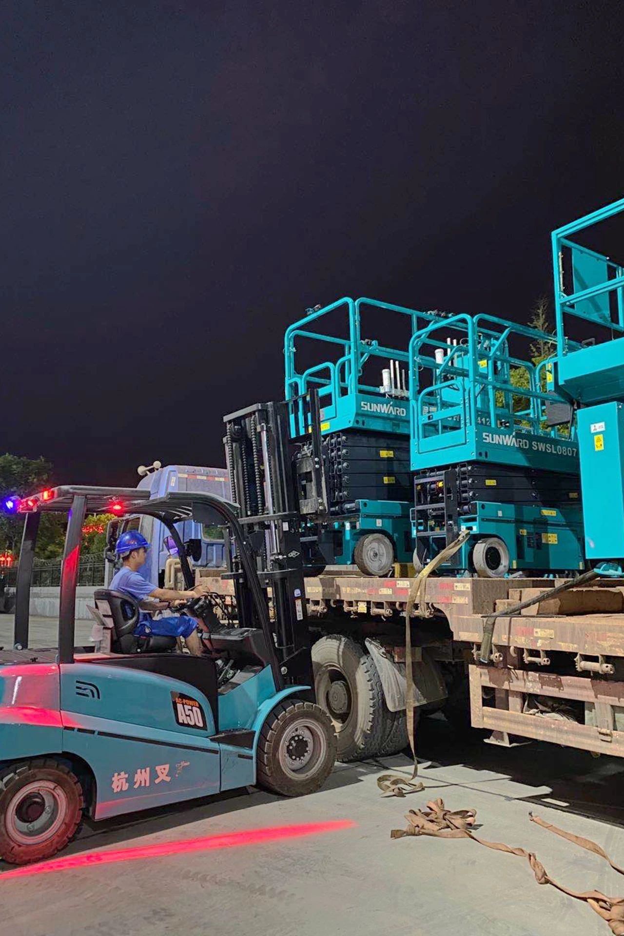 龙8头号玩家智能“蓝精灵”们在通俗岗位的坚守与贡献