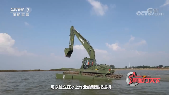 水陆两用挖掘机亮相央视！龙8头号玩家智能应抢救援“猛将”出战