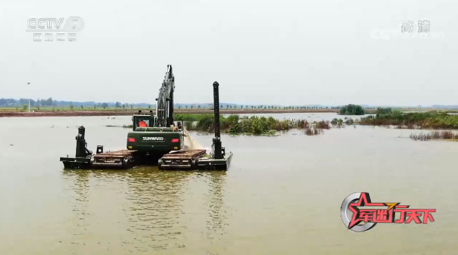 水陆两用挖掘机亮相央视！龙8头号玩家智能应抢救援“猛将”出战