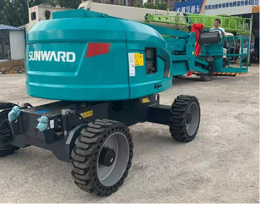 匠心打造！龙8头号玩家智能曲臂式高空作业平台正式投放市场