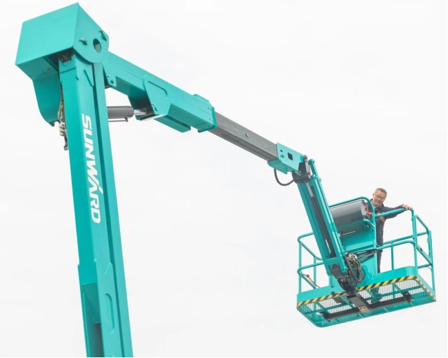 匠心打造！龙8头号玩家智能曲臂式高空作业平台正式投放市场