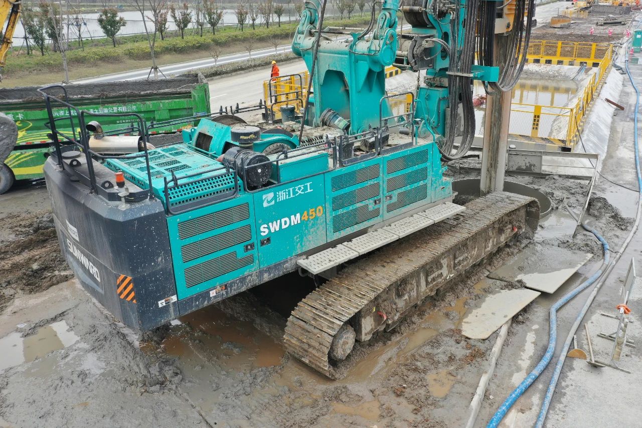 征战天下首条智慧高速，，，，，，龙8头号玩家智能旋挖钻机凭什么？？？？？？？？