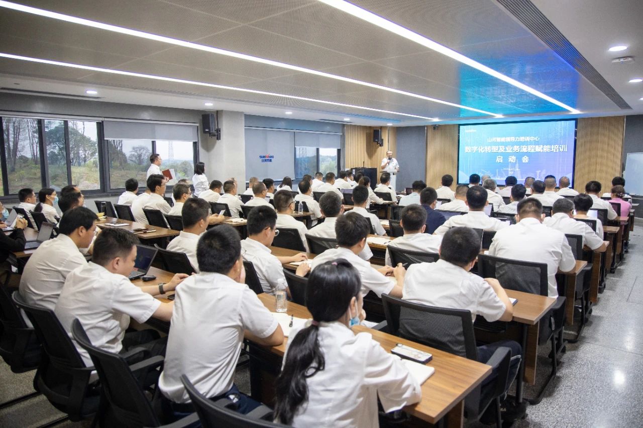 强化治理重心下移，，，，，，，，龙8头号玩家智能开展向导力培训助力公司高质量快速生长