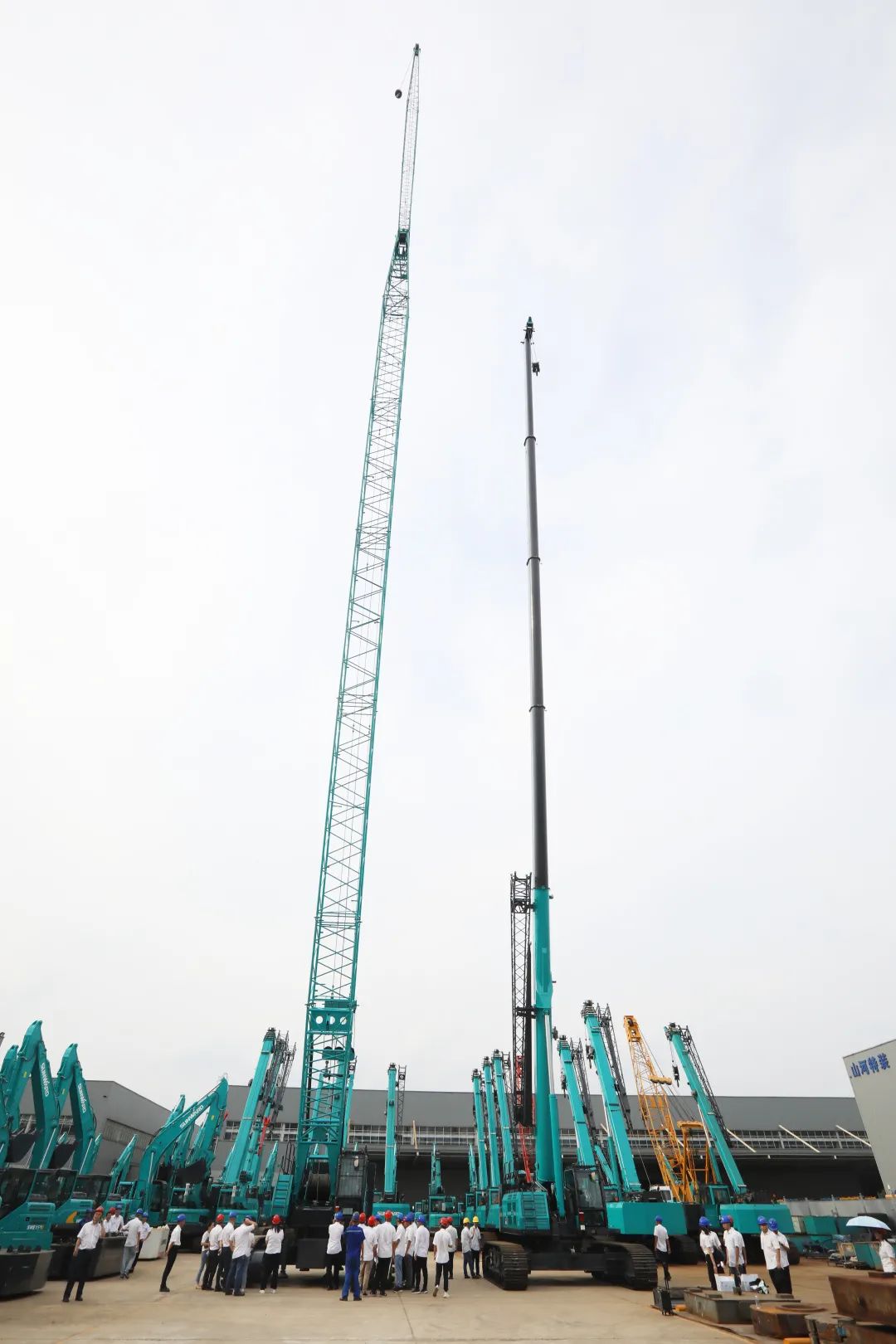 双鹰遨游，，，，，，“E”往无前！——龙8头号玩家智能新一代E系列起重机下线！