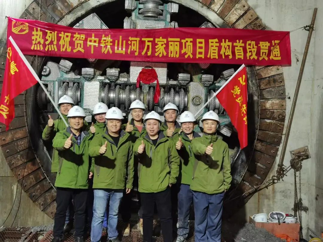 掘进1978米，，，，，，，，中铁龙8头号玩家首条盾构法施工隧道顺遂意会