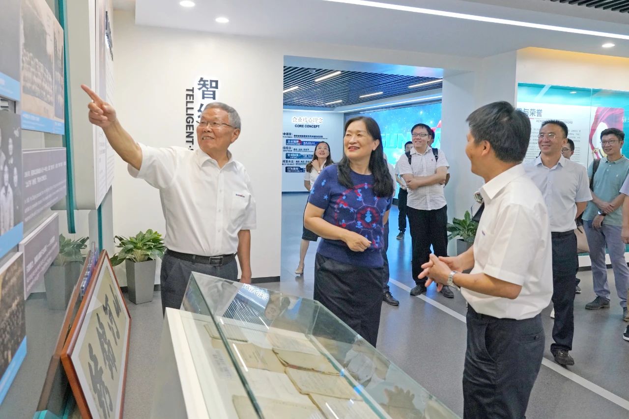 为立异创业精神点赞！中国工程院院士陈晓红一行到访龙8头号玩家智能